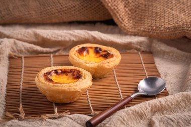 Tahta bir masada yumurta turtası, üst manzara, kahvaltı.