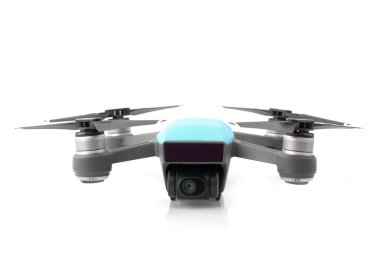 Beyaz arka planda izole edilmiş mavi bir dron.