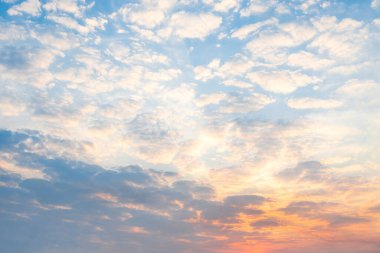 Güzel sabah gökyüzü, sabah bulutlarının renkli ışığı, kavramsal arkaplan resmi