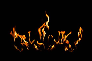 Siyah arka planda yangın alevleri. Yangın alevleri siyah arkaplanda izole edildi