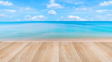 Arkaplan, boş plaj, gökyüzü ve beyaz kumsallı ufuk. Arkaplan resmi. Seyahat ve tatil fikirleri