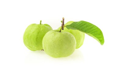 Guava (meyve), beyaz arka planda izole edilmiş, tropikal meyve