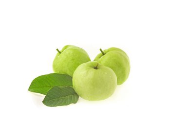 Guava (meyve), beyaz arka planda izole edilmiş, tropikal meyve