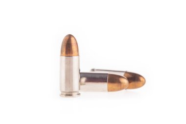 Beyaz arka planda izole edilmiş 9mm 'lik bir mermi grubu.
