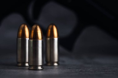 Mermi 9mm. Karanlık taş masada. Mermiler ve askeri teknoloji..