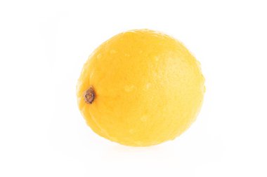 beyaz arkaplanda yaprak ile limon meyvesi.