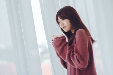 Beyaz bir odada, yatağın üzerinde kahve, çay, süt içen bir kadın (kahve, çay, süt))