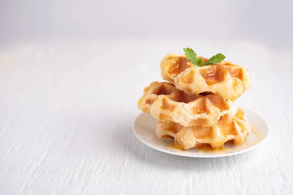 Volkoren Wafel Met Honing Geplaatst Een Witte Houten Tafel Wafel — Stockfoto