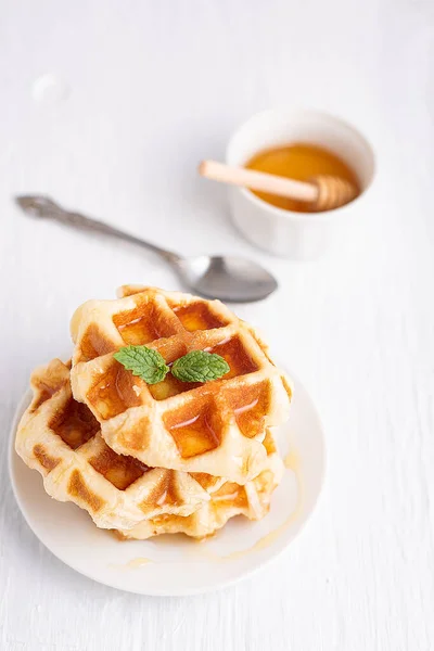 Volkoren Wafel Met Honing Geplaatst Een Witte Houten Tafel Wafel — Stockfoto