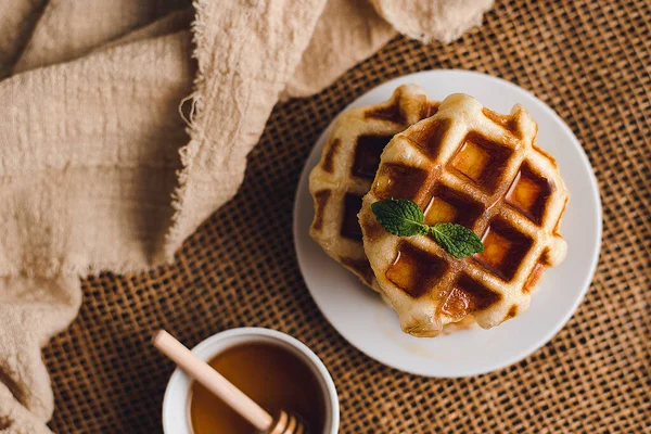 Volkoren Wafels Met Honing Wafels Een Houten Tafel Met Honing — Stockfoto