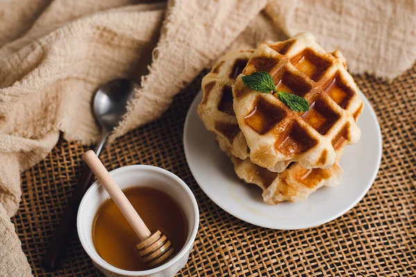 Ballı tam buğday waffle 'ı, ahşap bir masada ballı waffle..