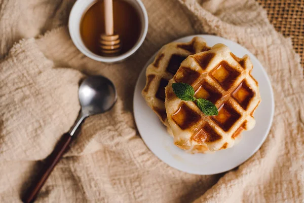 Ballı Tam Buğday Waffle Ahşap Bir Masada Ballı Waffle — Stok fotoğraf