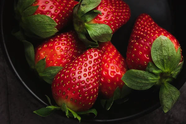 Frische Rote Erdbeeren Schüssel Erdbeerfrüchte Auf Einem Tisch Aus Dunklem — Stockfoto