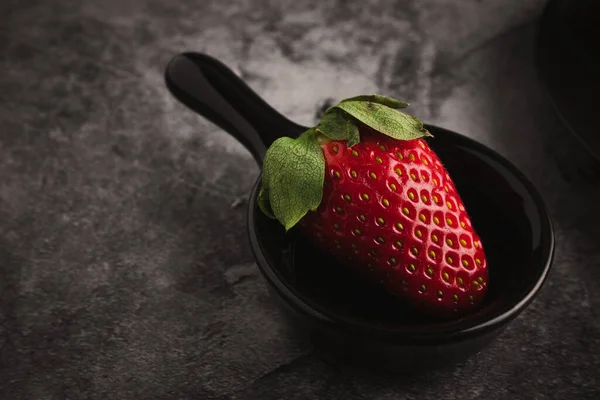 Frische Rote Erdbeeren Schüssel Erdbeerfrüchte Auf Einem Tisch Aus Dunklem — Stockfoto