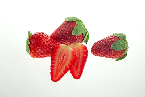 Erdbeere Und Erdbeerhälfte Isoliert Auf Weißem Hintergrund — Stockfoto