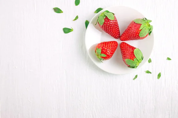 Haufen Frischer Erdbeeren Keramikschale Auf Rustikalem Weißem Holzhintergrund Draufsicht — Stockfoto