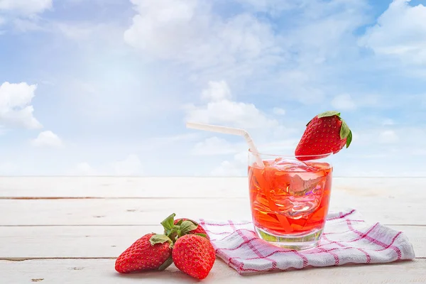 Erdbeercocktails Auf Einem Holztisch Mit Strandhintergrund Sommerkonzept Frische Beerenfrüchte — Stockfoto