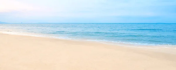Yazın güzel plaj, beyaz kumlu mavi deniz, Banner arka planı.