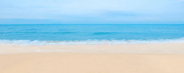 Yazın güzel plaj, beyaz kumlu mavi deniz, Banner arka planı.