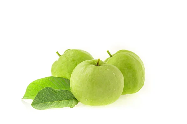 Guava (meyve), beyaz arka planda izole edilmiş, tropikal meyve