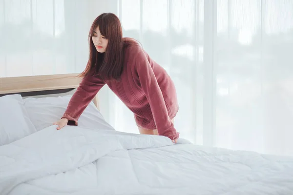 Frauen Ordnen Bettwäsche Auf Dem Bett Zimmer — Stockfoto