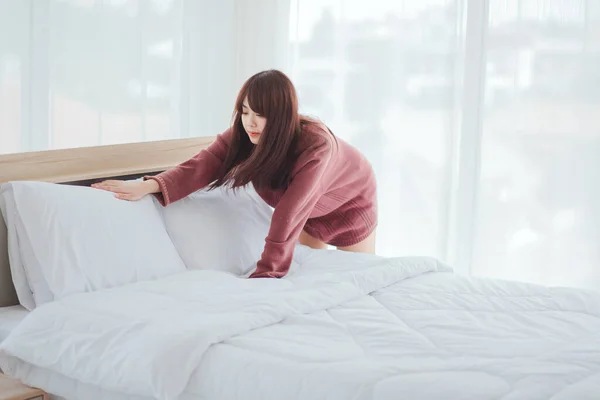 Frauen Ordnen Bettwäsche Auf Dem Bett Zimmer — Stockfoto