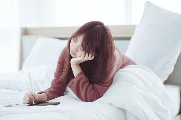 Una Mujer Jugando Una Tableta Cama Dormitorio Blanco —  Fotos de Stock