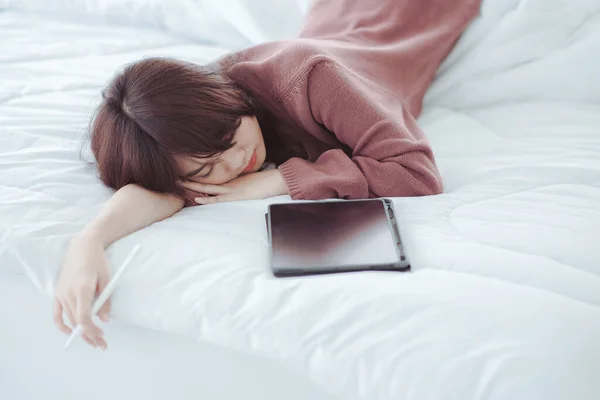 Beyaz Bir Yatak Odasında Tablet Çalan Bir Kadın — Stok fotoğraf