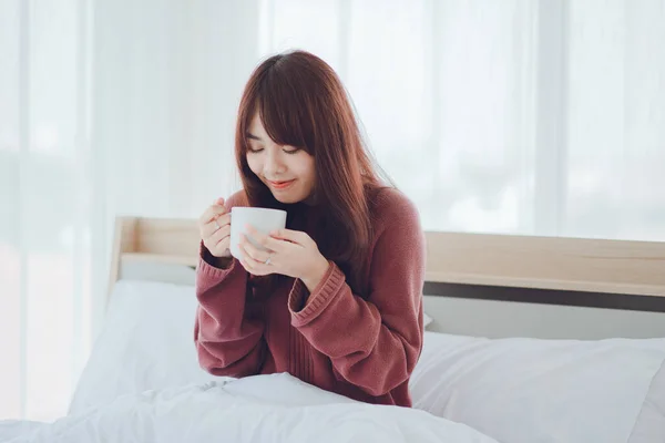 Frau Hält Eine Tasse Kaffee Tee Milch Auf Dem Bett — Stockfoto