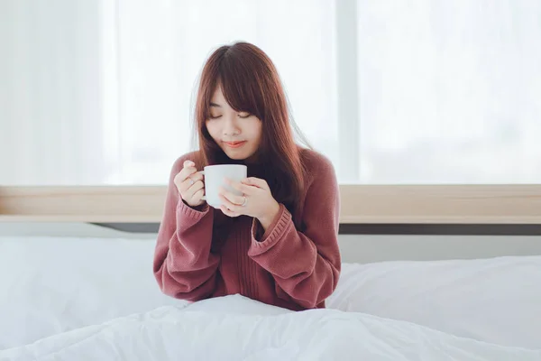 Frau Hält Eine Tasse Kaffee Tee Milch Auf Dem Bett — Stockfoto