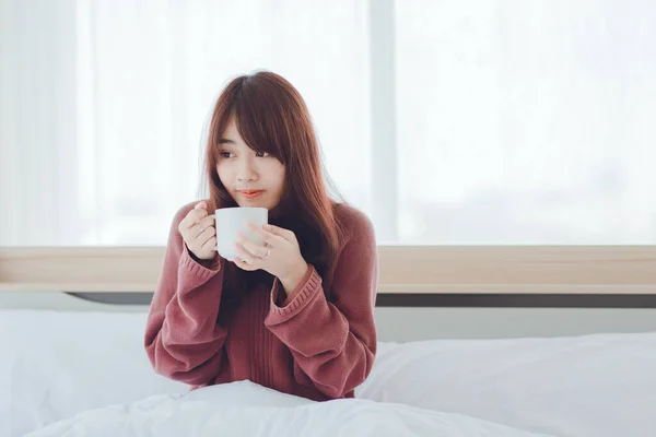 Beyaz Bir Odada Yatağın Üzerinde Kahve Çay Süt Içen Bir — Stok fotoğraf