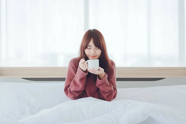 Γυναίκα Κρατώντας Ένα Φλιτζάνι Καφές Τσάι Γάλα Στο Κρεβάτι Ένα — Φωτογραφία Αρχείου