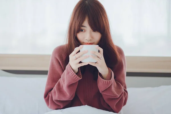 Frau Hält Eine Tasse Kaffee Tee Milch Auf Dem Bett — Stockfoto