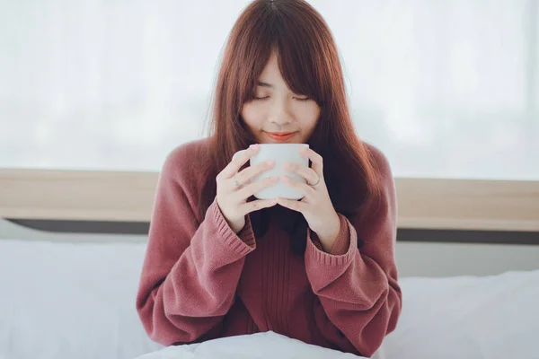 Frau Hält Eine Tasse Kaffee Tee Milch Auf Dem Bett — Stockfoto