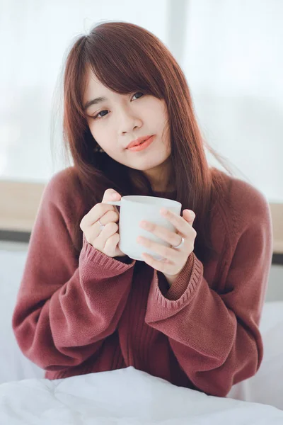 Γυναίκα Κρατώντας Ένα Φλιτζάνι Καφές Τσάι Γάλα Στο Κρεβάτι Ένα — Φωτογραφία Αρχείου