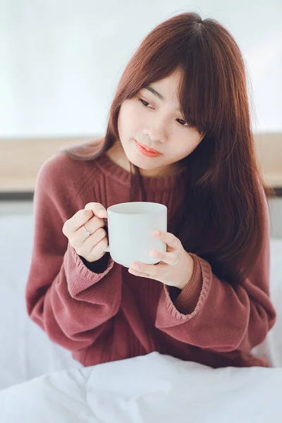 Frau Hält Eine Tasse Kaffee Tee Milch Auf Dem Bett — Stockfoto