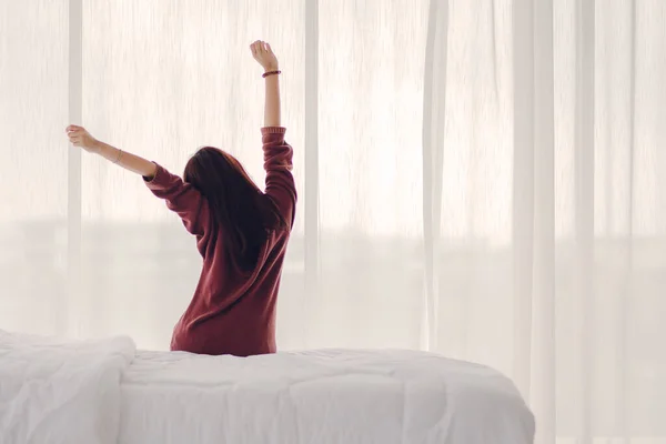 Mulher Acordando Manhã Esticando Braços Mulher Feliz Acordar Sua Cama — Fotografia de Stock