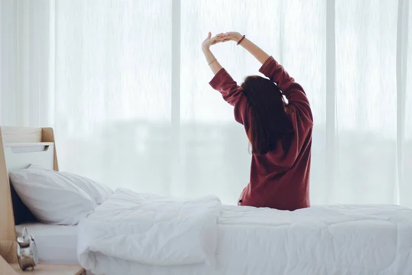 Mulher Acordando Manhã Esticando Braços Mulher Feliz Acordar Sua Cama — Fotografia de Stock