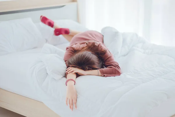 Asiatische Frauen Liegen Glücklich Auf Dem Weißen Bett Haus — Stockfoto