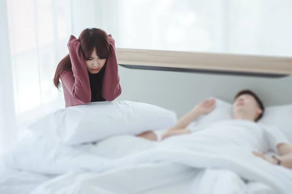 Paar Bed Man Slaapt Snurkt Terwijl Vrouw Niet Staat Slapen — Stockfoto