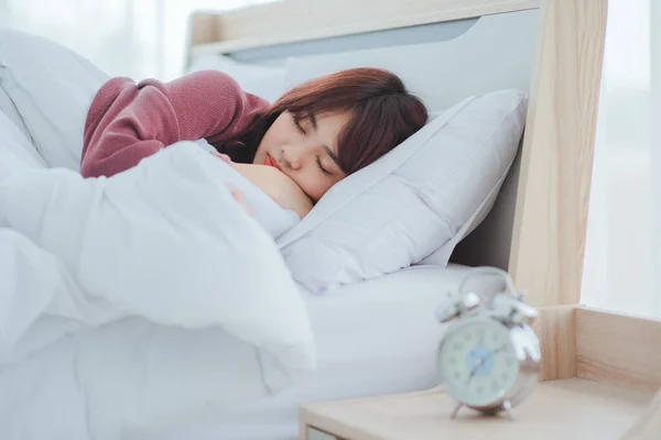 Morgens Pünktlich Aufwachen Wecker Auf Dem Nachttisch Stehen Und Früh — Stockfoto