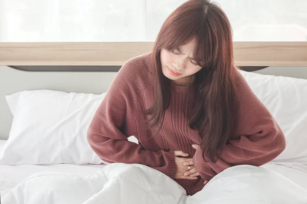 Asiatische Frauen Haben Bauchschmerzen Und Beschwerden Auf Dem Bett — Stockfoto