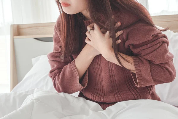 Mujer Joven Pijama Teniendo Ataque Corazón Ataque Corazón Mujer Joven —  Fotos de Stock