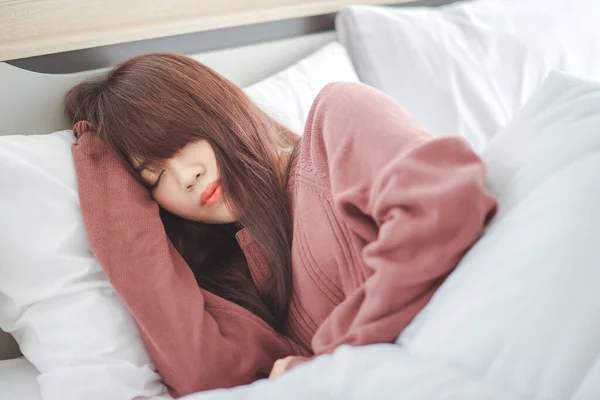 Mujer Durmiendo Joven Hermosa Mujer Asiática Durmiendo Cama Blanca —  Fotos de Stock