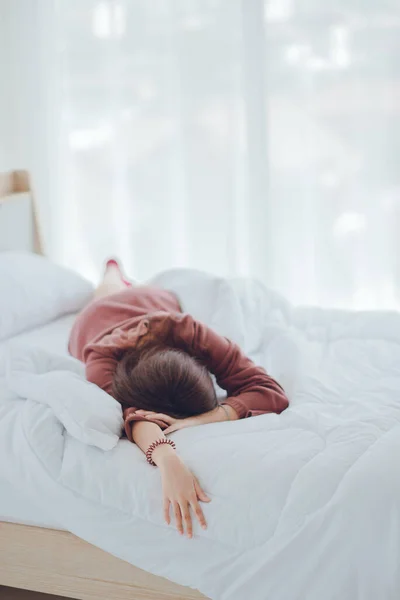 Vrouw Slapen Jong Mooi Aziatisch Vrouw Slapen Wit Bed — Stockfoto
