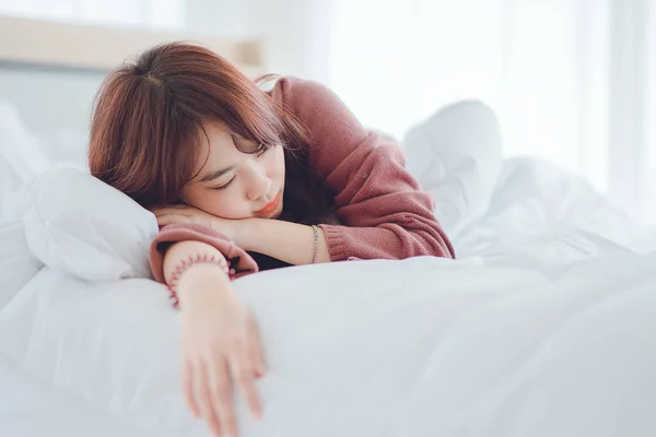 Mujer Durmiendo Joven Hermosa Mujer Asiática Durmiendo Cama Blanca —  Fotos de Stock