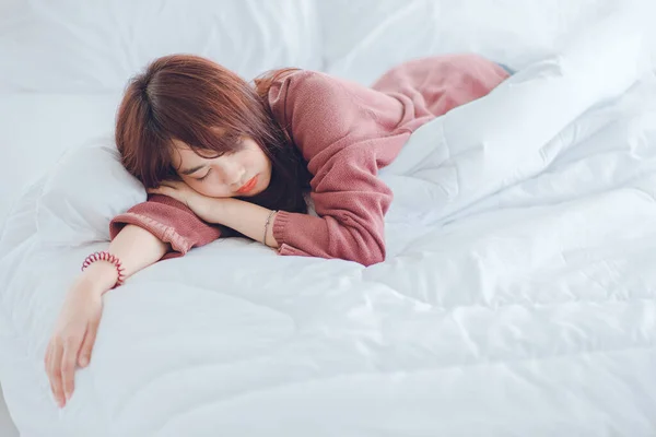 Frau Schläft Junge Schöne Asiatin Schläft Auf Weißem Bett — Stockfoto