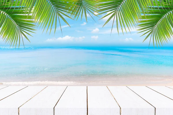 Platte Aus Holz Tisch Mit Meereslandschaft Und Palmblättern Verschwimmen Bokeh — Stockfoto