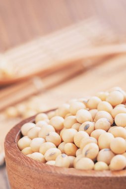 Tahta bardaktaki soya fasulyesinin yakın görüntüsü.