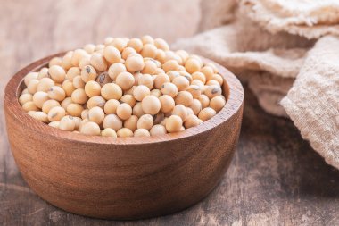 Tahta bardaktaki soya fasulyesinin yakın görüntüsü.